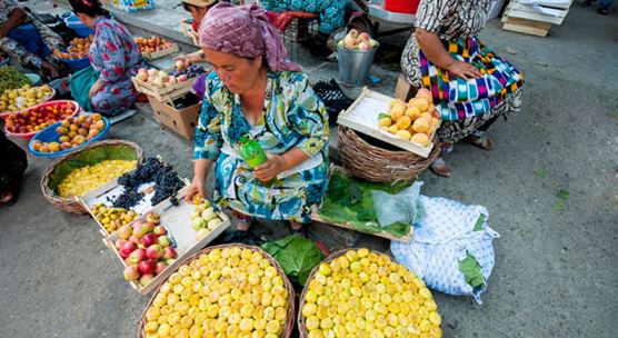 Самарканд, Узбекистан: женщина продает инжир на базаре Сиоб (фото: Tarzan/iStock by Getty Images)