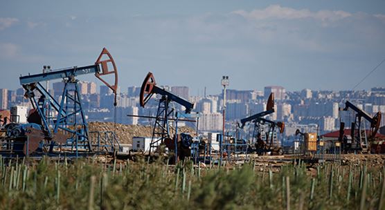 Puits de pétrole aux abords de la mer Caspienne, en Azerbaïdjan. Les réformes entreprises par les pays et l’amélioration de la conjoncture économique contribuent à la reprise de la région CAC (Photo : Grigory Dukor/REUTERS/Newscom)