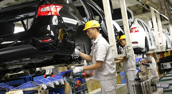 图片说明：中国广东省的一个汽车制造厂，工人们正在组装汽车。加速推进改革对中国维持强劲经济增长至关重要（图片：Imagine China/Newscom）