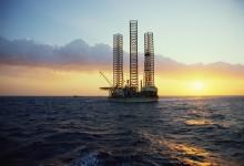 苏伊士湾的石油钻塔。有20多个国家降低了能源补贴以腾出资金，埃及是其中之一（图片：George Steinmetz/Corbis） 