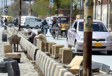 Quetta, Pakistan, 5 avril : des ouvriers construisent un trottoir. La situation des finances publiques des pays émergents ne va guère évoluer en 2014 mais devrait s’améliorer en 2015 (photo: Pakistan Press International Photo/Newscom) 