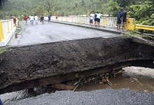 Apia (Samoa). Pont détruit par un cyclone en décembre 2012, qui a coûté au pays environ 30 % de son PIB. Les petits États sont particulièrement vulnérables aux chocs exogènes, notamment aux catastrophes naturelles (Photo : Seti Afoa/AP/Corbis) 