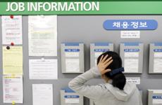 韓国の職業安定所の求職中の女性。女性は、保障が確保された正規雇用にある場合に、職を維持する可能性がより高くなる（写真： Reuters/Truth Leem） 