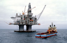 Oil platform off eastern coast of Canada. The IMF expects Canada’s exports to strengthen in 2013 (photo: North Foto/ZUMA Press/Newscom) 