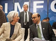 IMFC’s Shanmugaratnam (r) with IMF’s Lagarde: IMFC called on members to act decisively to nurture a sustainable recovery (photo: Cliff Owen/IMF) 
