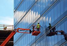A man washes windows of a building under construction in Washington, DC. The WEO Update projects U.S. growth of 2.8 percent in 2014 (photo: Jewel Samad/AFP/ GettyImages) 