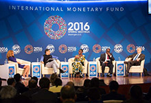 Seminar panelists discussing how to ensure sustainable growth in low-income developing countries in an unfavorable global environment (photo: IMF) 