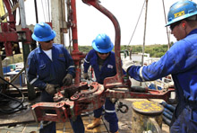 Refinería de petróleo en el oriente colombiano. Según el FMI, Colombia se ha beneficiado del alto nivel de los precios de las materias primas (foto: José Miguel Gómez/Reuters). 