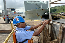 Trabajador en el Canal de Panamá, Panamá: La economía del país se ha visto favorecida por grandes proyectos de infraestructura (foto: Luis J. Jimenez/Zuma Press/Newscom) 