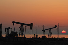 Torres de perforación de petróleo en Baku, Azerbaiyán. Los países de bajo ingreso ricos en recursos naturales han experimentado el crecimiento más fuerte (foto: David Mdzinarishvili/Reuters/Newscom) 