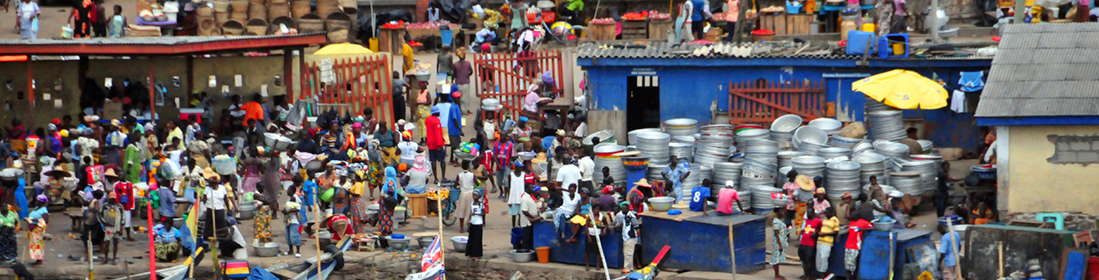 Ghana, El Mina, people and fishing boats at the market