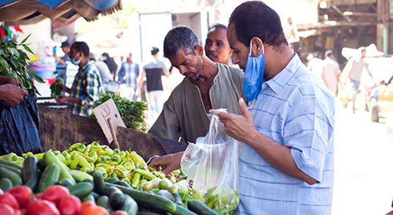 Продавцы и покупатели в Египте, носящие медицинские маски на открытом рынке во время коронавируса. (фото: Алексей Сарифулин iStock by Getty Images)
