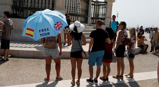 Tourists in Portugal where booming tourism has boosted services  (photo: Rafael Marchante/Reuters/Newscom)