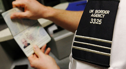 أحد موظفي مصلحة الحدود في المملكة المتحدة يفحص جواز سفر. كانت المملكة المتحدة تستطيع استقدام المهارات من مختلف أنحاء الاتحاد الأوربي بفضل حرية حركة العمالة التي أتاحتها لها عضوية الاتحاد. (الصورة: LUKE MACGREGOR/REUTERS/Newscom) 