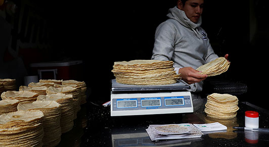 Funcionário pesa uma pilha de tortilhas de milho em uma fábrica de tortilhas na Cidade do México, México, onde o crescimento da produtividade poderia beneficiar a indústria (foto: REUTERS/Carlos Jasso).