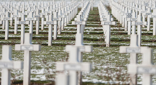 مقابر الجنود الذين لقوا حتفهم في الحرب العالمية الأولى، بالقرب من مدينة فردان الفرنسية: في الذكرة المائة لنهاية الحرب الكبرى، ينبغي أن يصغي القادة باهتمام إلى أصداء التاريخ. (الصورة: Mathieu Pattier/SIPA/ Newscom). 