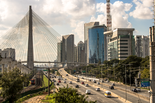 Vista da Ponte Octavio Frias de Oliveira, em São Paulo, Brasil, onde as necessidades de infraestrutura estão crescendo (Alfribeiro/iStock)