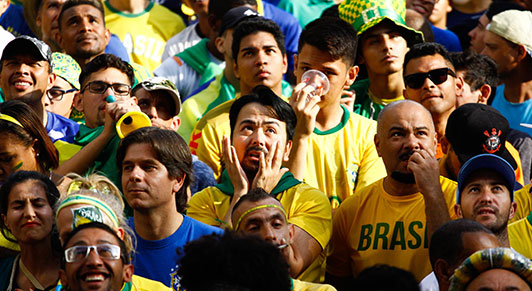 Torcedores em São Paulo assistem a um jogo da seleção na Copa da Rússia. (foto: Fotoarena/Newscom)