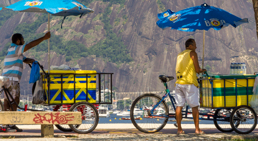 Vendedores ambulantes no Rio de Janeiro, Brasil: O crescimento está acelerando em partes da América Latina, mas a recuperação se tornou mais difícil para algumas das economias maiores. (foto: Oliver Wintzen/Robert Harding/Newscom)