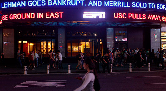 Um painel na Times Square, em Nova York, noticia o colapso do Lehman     Brothers em 15 de setembro de 2008. Na década seguinte, o setor financeiro     foi substancialmente fortalecido, mas a agenda de reformas permanece     incompleta (foto: Joshua Lott/Reuters/Newscom).