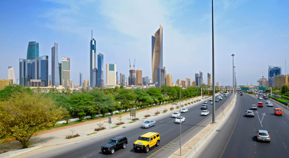 مشهد أفق المركز التجاري والطريق الدائري الأول بمدينة الكويت. 