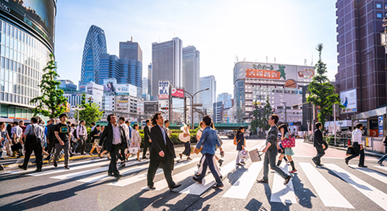 東京・新宿の繁華街。写真：（iStock/Nikada）