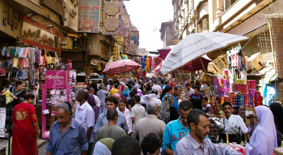 القاهرة، مصر: مشهد من سوق خان الخليلي الزاخر بالحركة. خان الخليلي هو سوق رئيسي في منطقة القاهرة الإسلامية (Ictor/GettyImages/iStock)