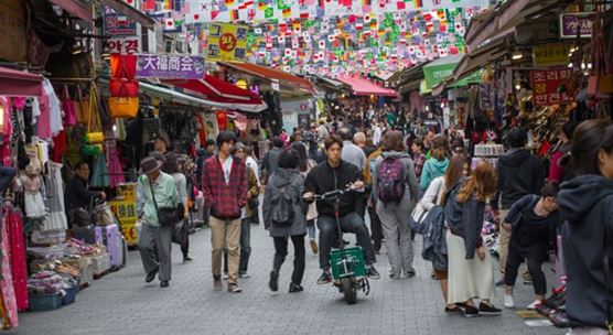 Namdaemun Market in Seoul. Growth is expected to decline to around 2.6 percent in 2019, but pick up in the medium term, led by recovering investment and stronger domestic consumption (photo: istock/mariusz_prusaczyk)