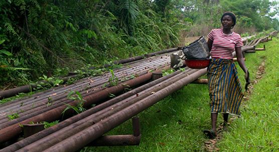 Oil pipeline in Otu Jerenmi, Nigeria: A rebound in Nigeria’s oil production is helping boost growth (photo: George Esirie/ Reuters/Newscom)