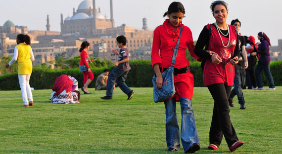 شابتان في حديقة الأزهر، القاهرة. يتعين أن تُدخِل مصر النساء والشباب إلى سوق العمل حتى تحافظ على نموها الاقتصادي (الصورة: iStockPhoto/jcarillet). 