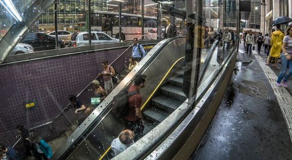 Personas que entran y salen de la estación de metro de Consolação en el centro de São Paulo, Brasil, cuyo crecimiento está proyectado en 1,4 por ciento en 2018 (foto: Alfribeiro/iStock)