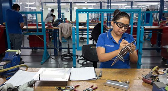 Una trabajadora ensambla paneles de aluminio para aviones de pasajeros en una fábrica de Querétaro, México, cuyas políticas pueden ayudar a promover la participación de la mujer en la fuerza laboral (Foto: Benedicte Desrus/Sipa USA/Newscom)