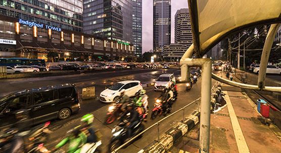 Cars and motorbikes rush by the business district in Jakarta, Indonesia, where growth is projected at 5.1 percent this year (photo: AsianDream/iStock)