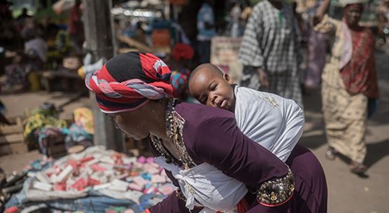 Une femme dans un marché à Bamako, au Mali. Le programme appuyé par le FMI aidera le pays à stimuler la croissance inclusive en créant plus d'emplois pour tous ses citoyens, en diversifiant son économie et en renforçant sa résilience. (photo: Michael Kappeler / dpa / picture-alliance / Newscom)