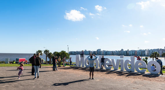 Personas sacando fotos en Montevideo, Uruguay, donde se estima un crecimiento de 2% para 2019 (foto: Global_Pics/iStock)