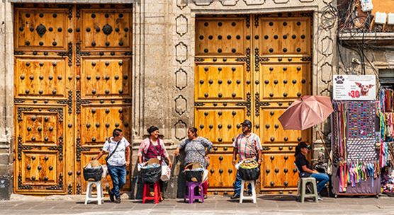 Vendedores ambulantes en Ciudad de México, México, donde se proyecta una recuperación económica moderada en 2020 (foto: iStock/Starcevic)