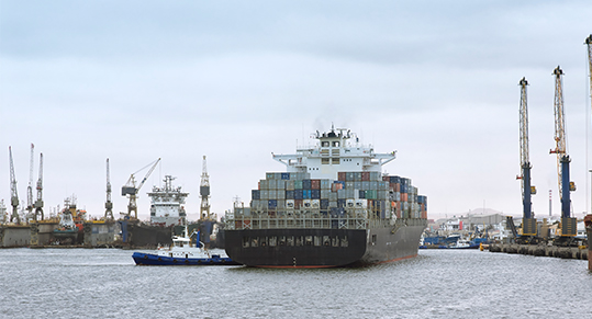 Porte-conteneurs commercial arrivant au port de Walvis Bay (Namibie). La baisse de prix des produits de base et d’autres facteurs devraient ralentir la croissance en Afrique subsaharienne (iStock/dani3315).