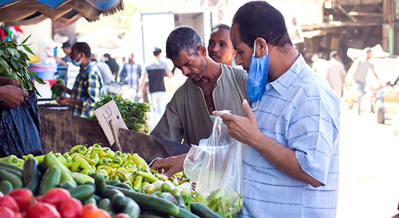 باعة ومشترون في مصر يرتدون الكمامات الطبية في بازار مفتوح أثناء جائحة فيروس كورونا (الصورة: Aleksej Sarifulin iStock by Getty Images)