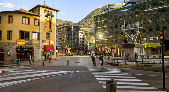 Centro de Andorra la Vella, capital de Andorra. El 16 de octubre de 2020 Andorra  se convirtió en el 190o país miembro del FMI. (foto: minemero/iStock)