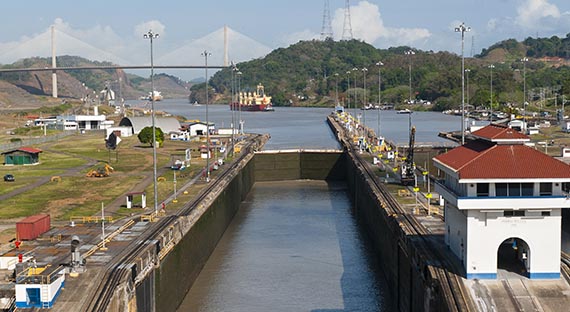 El Canal de Panamá con el Puente Centenario al fondo. La pandemia ha pasado factura al comercio en Centroamérica. (foto: Lokibaho by Getty Images)
