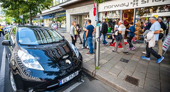 Charge d’une voiture électrique dans une rue d’Oslo, en Norvège. Des mesures spécifiques visant les principaux secteurs d’activité, comme les transports, peuvent permettre à l’UE d’atteindre ses objectifs climatiques. (photo : anouchka/iStock)