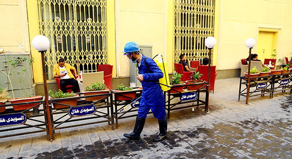 عامل يقوم بتطهير شوارع القاهرة. ويهدف البرنامج الجديد إلى حماية السكان المعرضين للتأثر بينما تعمل مصر على احتواء الأزمة الصحية. (الصورة: Xinhua News/Newscom)