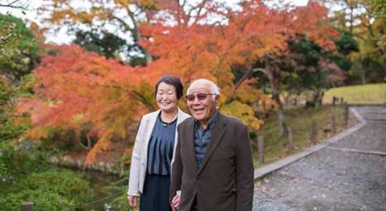 Japanese couple walking in autumn foliage. Japan’s population is the world’s oldest, with ramifications for the country’s public finances. (photo: iStock/Satoshi-K) 