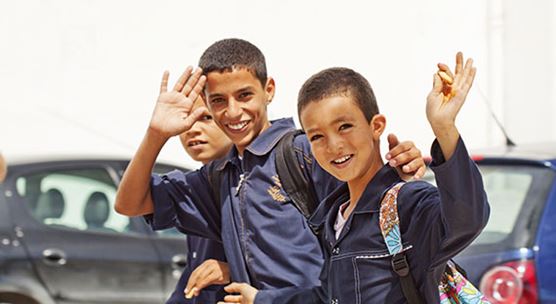 Garçons rentrant de l’école à Nabeul, en Tunisie. Des dépenses sociales efficientes sont cruciales pour renforcer l’éducation et améliorer les résultats socioéconomiques. (PHOTO : MF3d/iStock by Getty Images)