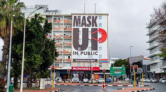 Um mural na Cidade do Cabo, África do Sul, exorta as pessoas a usarem máscara em público. A pandemia abrandou o crescimento da África Subsariana e poderia reverter anos de progressos económicos e sociais. (foto: iStock by Getty Images)