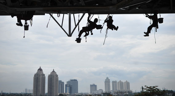 Obreros de la construcción en Yakarta, Indonesia, donde se prevé que el crecimiento repunte al 5,2% este año (foto: Xinhua/Sipa USA/Newscom).