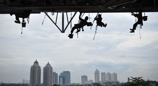 インドネシアのジャカルタにある建設現場で働く人々。インドネシア経済の成長は加速し、今年の成長率が5.2％に達するだろうと予想されている (写真: Xinhua/Sipa USA/Newscom)