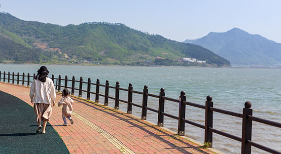 Out for a walk in a seaside village in Korea. Over the past year, Korea has been successful in containing both the health and economic effects of COVID-19. (photo: Ran Kyu Park by Getty Images)