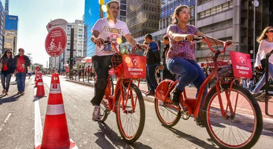Pedestres e ciclistas na Avenida Paulista em São Paulo: a atividade         econômica na região se recuperou em 2017, mas são necessárias reformas         para manter esse impulso positivo (foto: Luciano Marques/iStock)