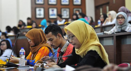 高校学生在印度尼西亚西爪哇德波参加印度尼西亚大学举办的研讨会：改善印尼教育有助于增加青年人就业 （图片：Zulkarnain新华社/ Newscom）。 